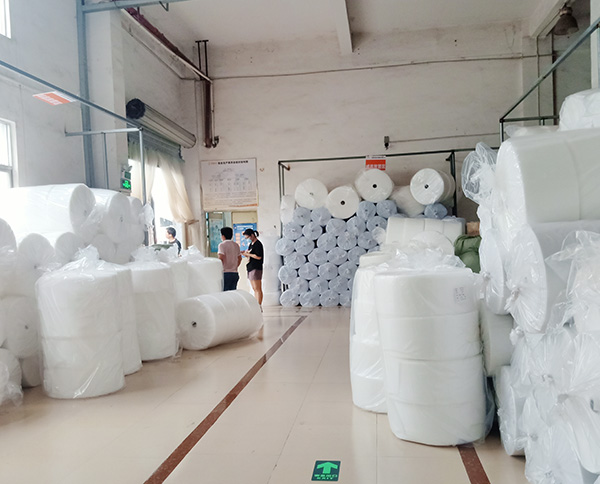 功夫不負有心人，這句話，小編想送給剛拿下120噸口罩針刺棉訂單的東莞智成纖維業(yè)務符經(jīng)理。每一場合作的背后，都不是一件容易的事，能成功合作，或是客戶覺得合作方品牌可靠，亦或是相關(guān)人員服務周到。 6月17日，東莞智成纖維業(yè)務符經(jīng)理終于獲得深圳鐘先生的認可。回憶起與深圳鐘先生初見，是兩天前的6月15日，這次登門拜訪，是深圳鐘先生上門考察東莞智成纖維。此次考察智成，獲得了深圳鐘先生的極大認可，從鐘先生口中得知，鐘先生此前對比了很多廠家，但只有東莞智成纖維的環(huán)境衛(wèi)生能達到他的標準，這也是智成人平時做好7s管理的體現(xiàn)。 6月15日當天下午東莞智成纖維業(yè)務吳總監(jiān)到深圳和鐘先生協(xié)商價格、合作等問題。晚上11點，智成纖維業(yè)務符經(jīng)理不辭辛勞，把剛打好的樣品送到深圳，讓鐘先生試樣。 第三、第四次，是6月16日，符經(jīng)理帶上張技術(shù)上門進行技術(shù)指導。前前后后兩天時間，終得深圳鐘先生一句：合同馬上簽給你。 前有劉備三顧茅廬，后有智成符經(jīng)理4次登門拜訪，兩者終得盡善盡美。東莞智成纖維的每一位銷售人員，秉承著用心、不懈怠任何一位客戶的工作態(tài)度，為客戶服務著。