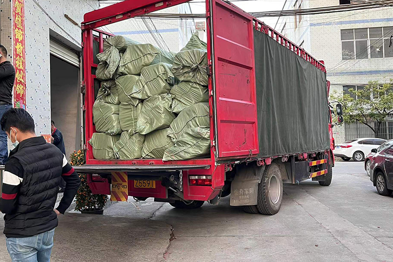 過(guò)濾無(wú)紡布裝車